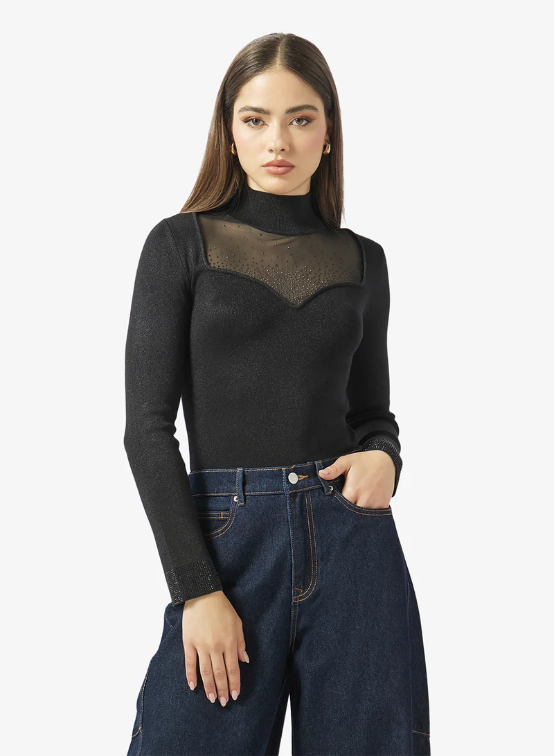 جس كنزة صوفية بأكمام طويلة وياقة على شكل قلب مرصعة بالكريستال